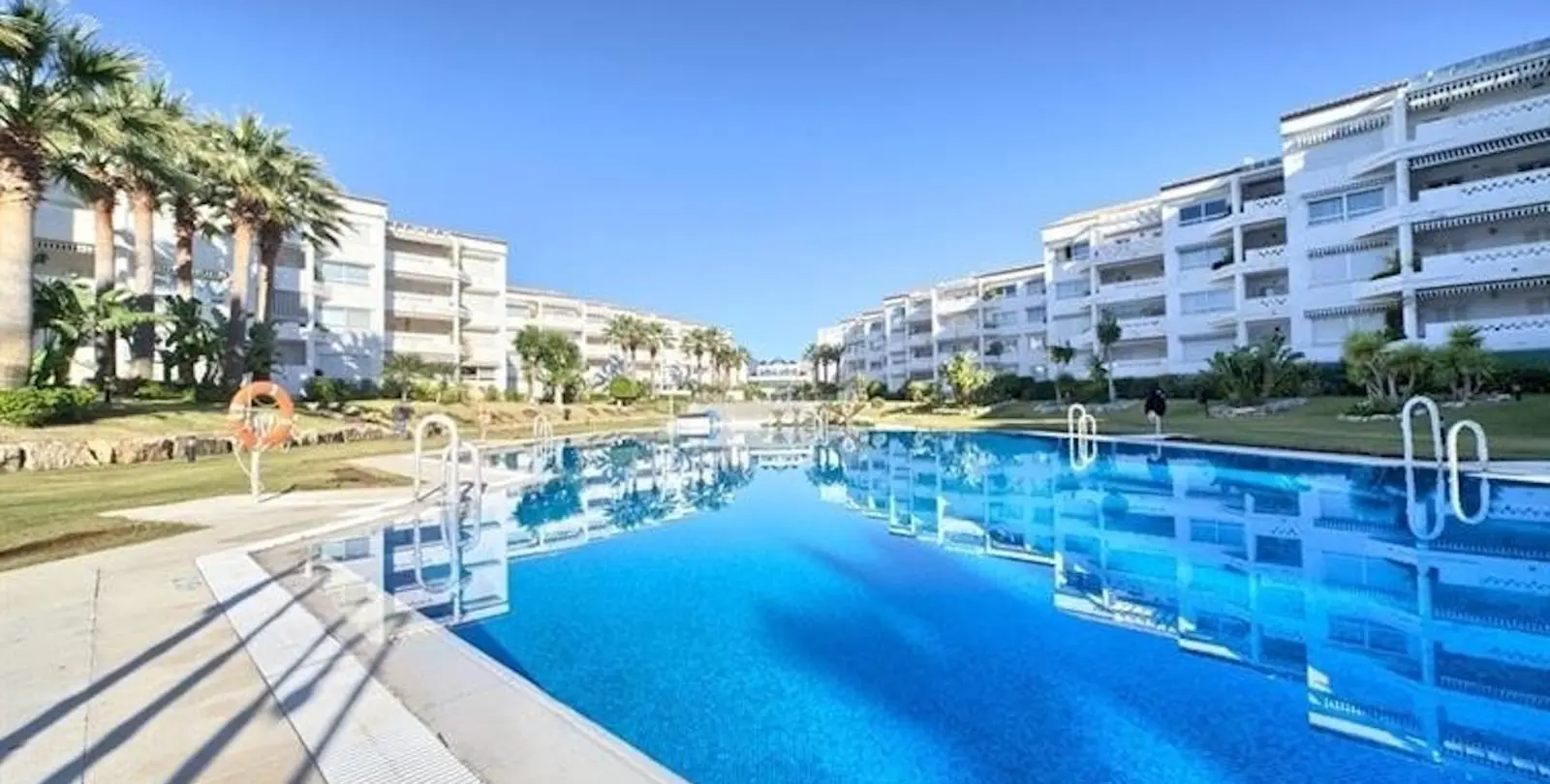 Venta de apartamento en planta media en Puerto Banús 24