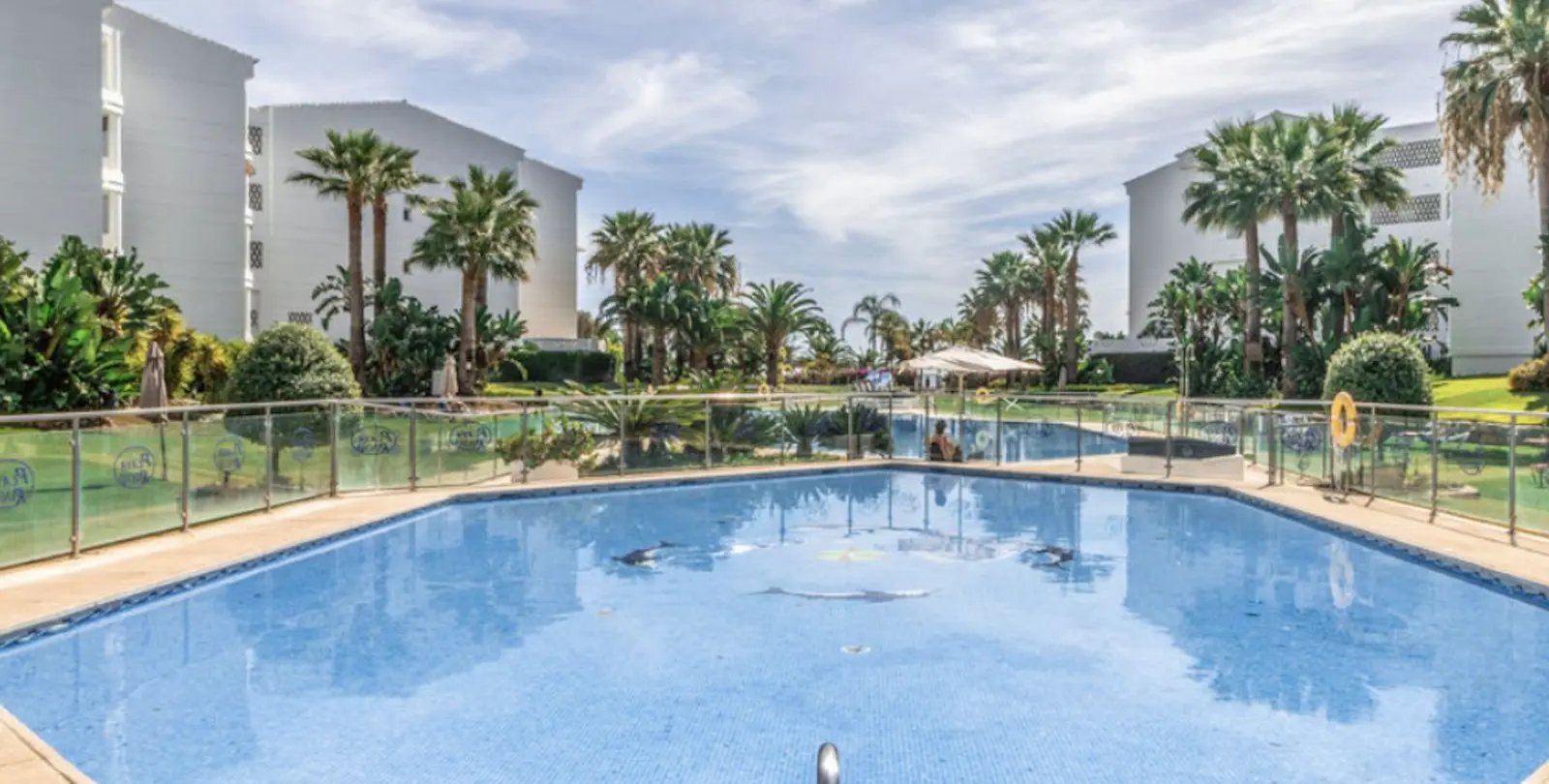 Venta de apartamento en planta media en Puerto Banús 25