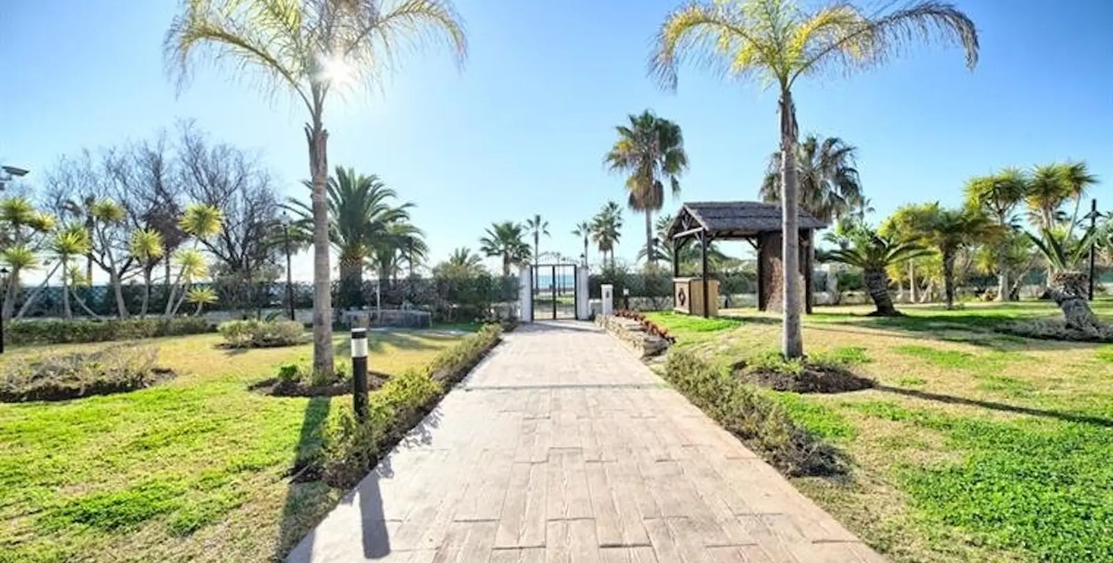 Venta de apartamento en planta media en Puerto Banús 26