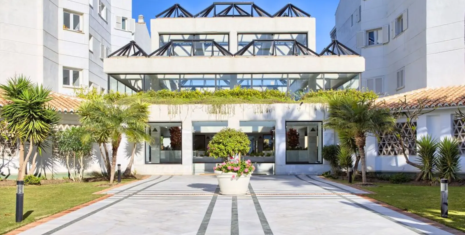 Venta de apartamento en planta media en Puerto Banús 27