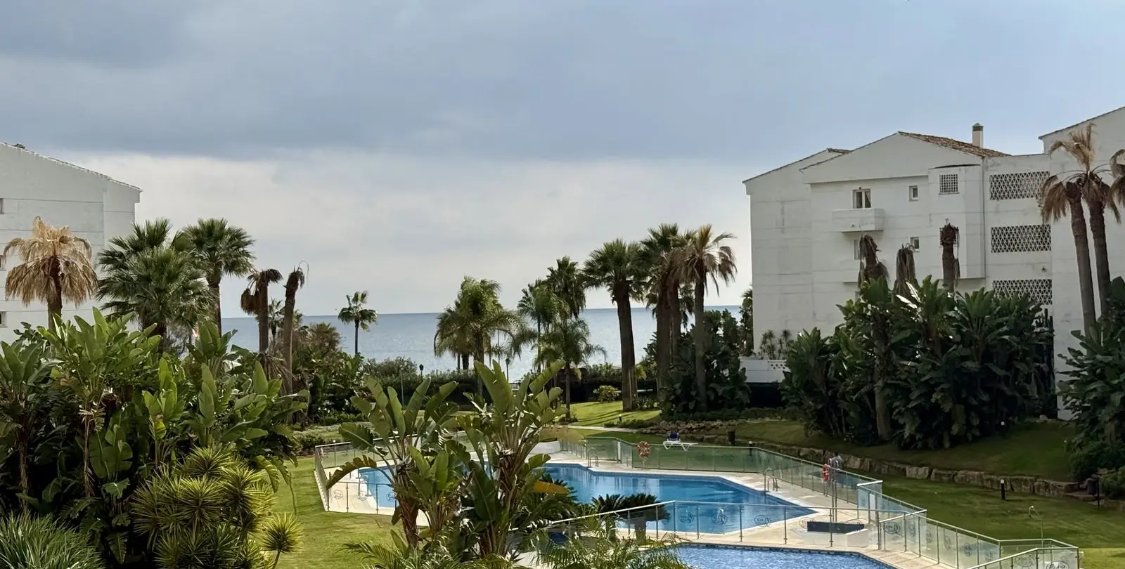 Venta de apartamento en planta media en Puerto Banús 28