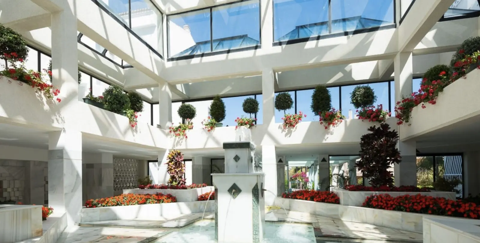Venta de apartamento en planta media en Puerto Banús 29