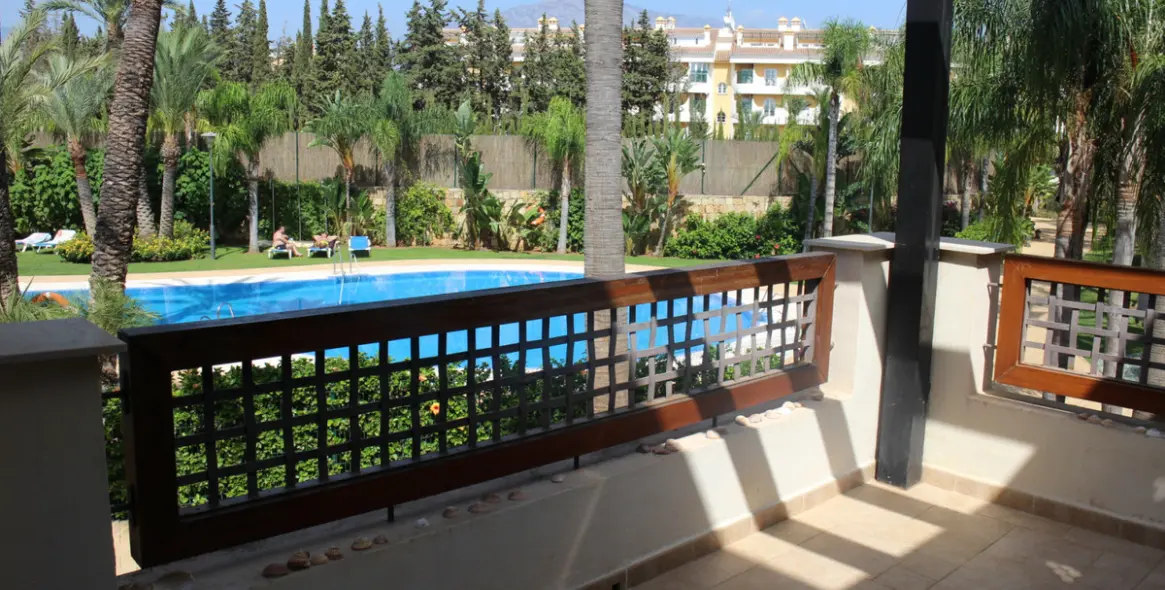 Sale of middle floor apartment in Nueva Andalucía 3