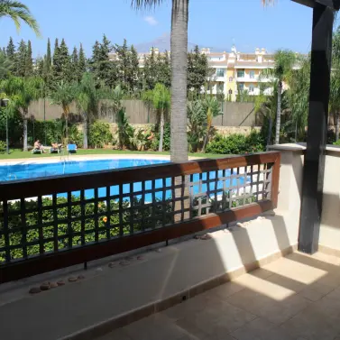 Sale of middle floor apartment in Nueva Andalucía