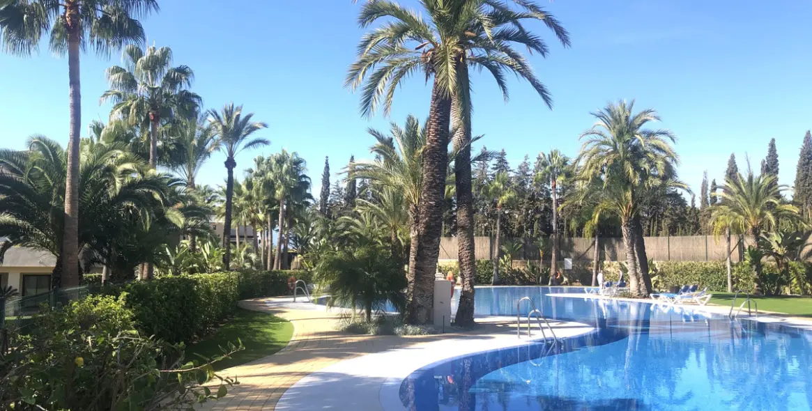 Sale of middle floor apartment in Nueva Andalucía 14