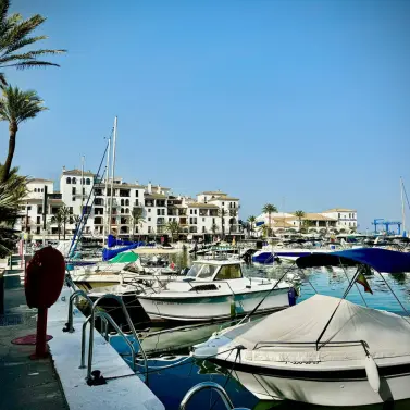 Venta de apartamento en planta media en La Duquesa