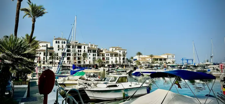 Venta de apartamento en planta media en La Duquesa 0