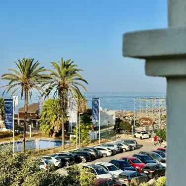 Venta de apartamento en planta media en La Duquesa