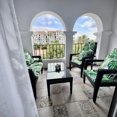 Venta de apartamento en planta media en La Duquesa