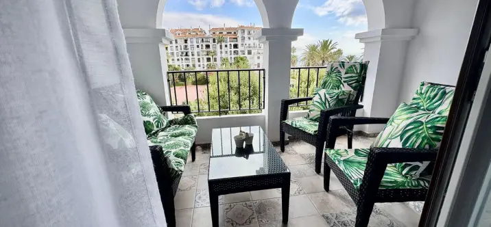 Venta de apartamento en planta media en La Duquesa 2