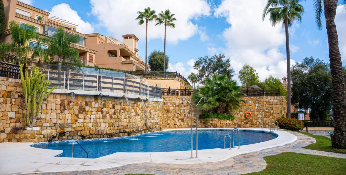 Sale of middle floor apartment in La Mairena 21