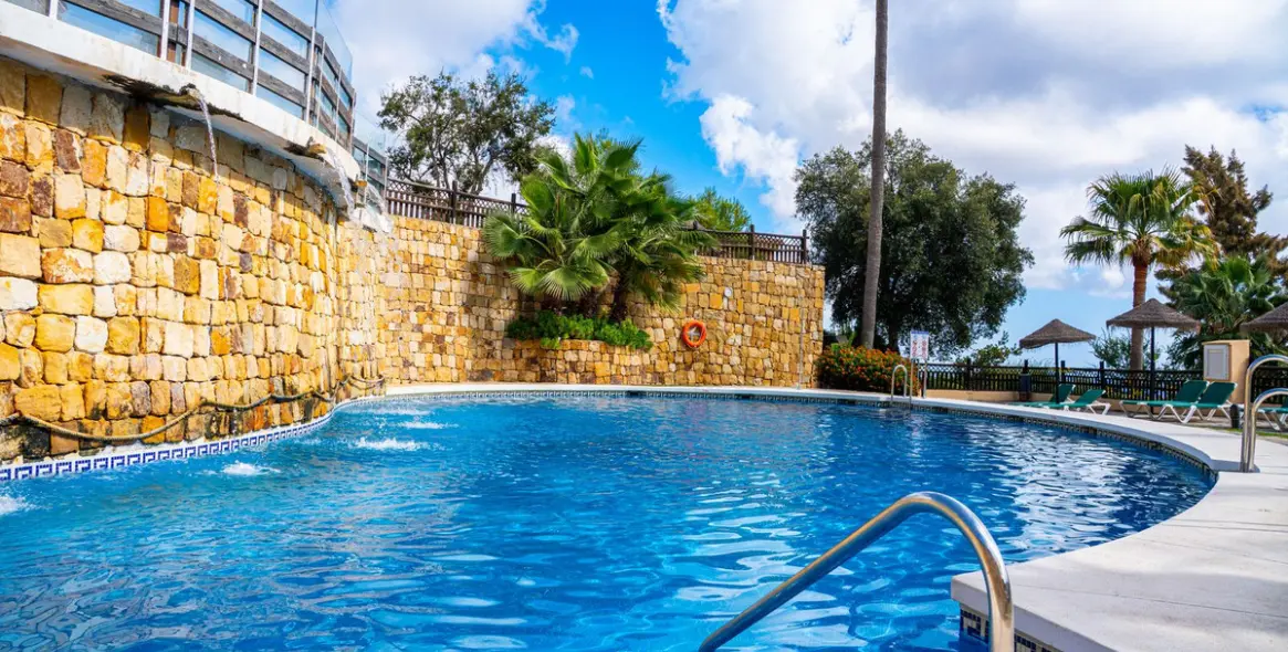 Sale of middle floor apartment in La Mairena 23