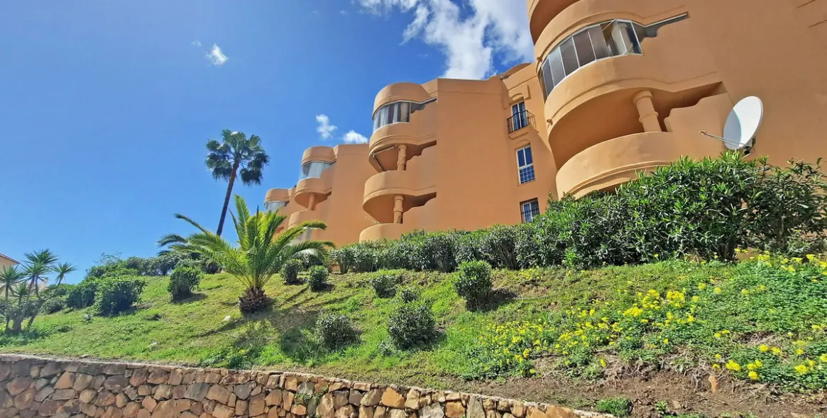 Sale of ground floor apartment in Calahonda 2