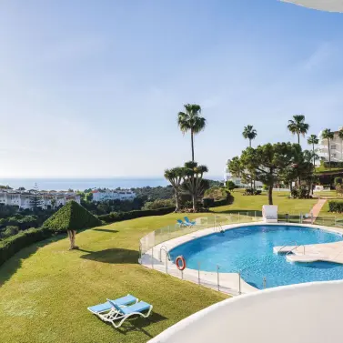 Продажа апартаментов на среднем этаже в Calahonda