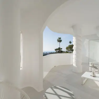 Продажа апартаментов на среднем этаже в Calahonda