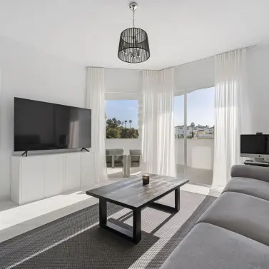 Продажа апартаментов на среднем этаже в Calahonda