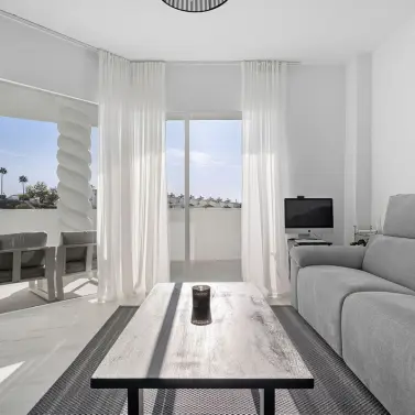 Продажа апартаментов на среднем этаже в Calahonda