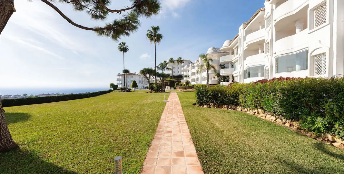 Venta de apartamento en planta media en Calahonda 21