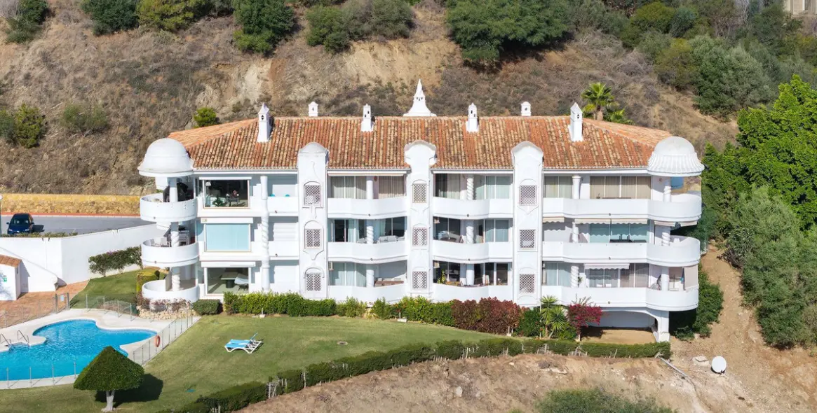 Venta de apartamento en planta media en Calahonda 22