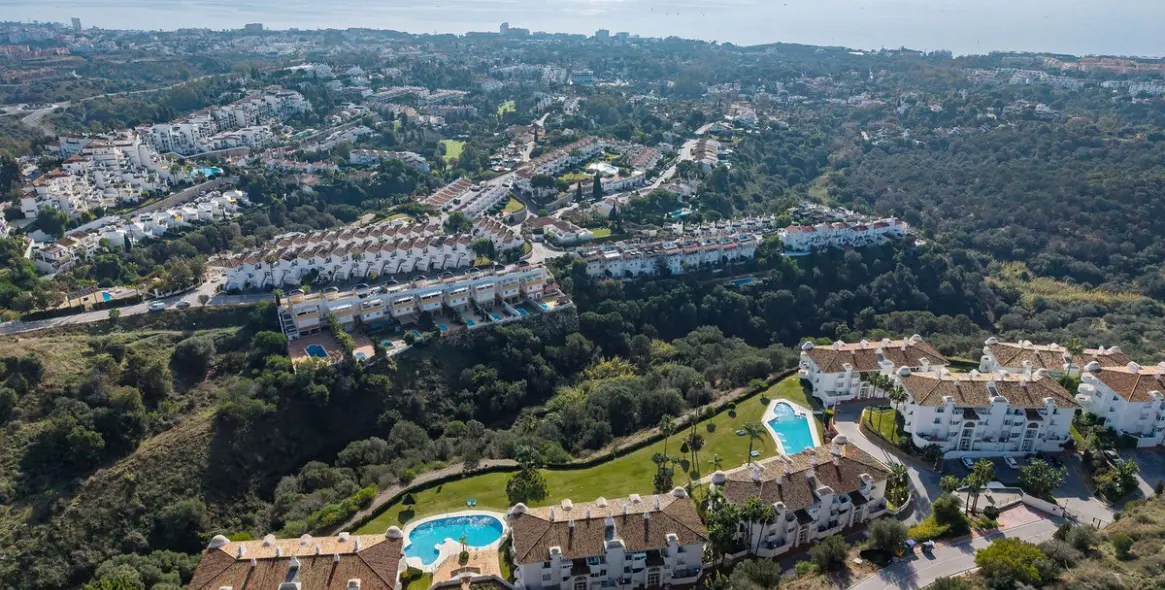 Venta de apartamento en planta media en Calahonda 23