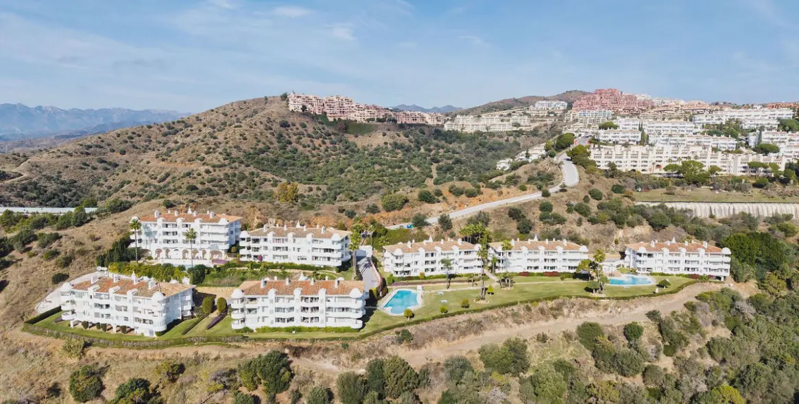 Venta de apartamento en planta media en Calahonda 24