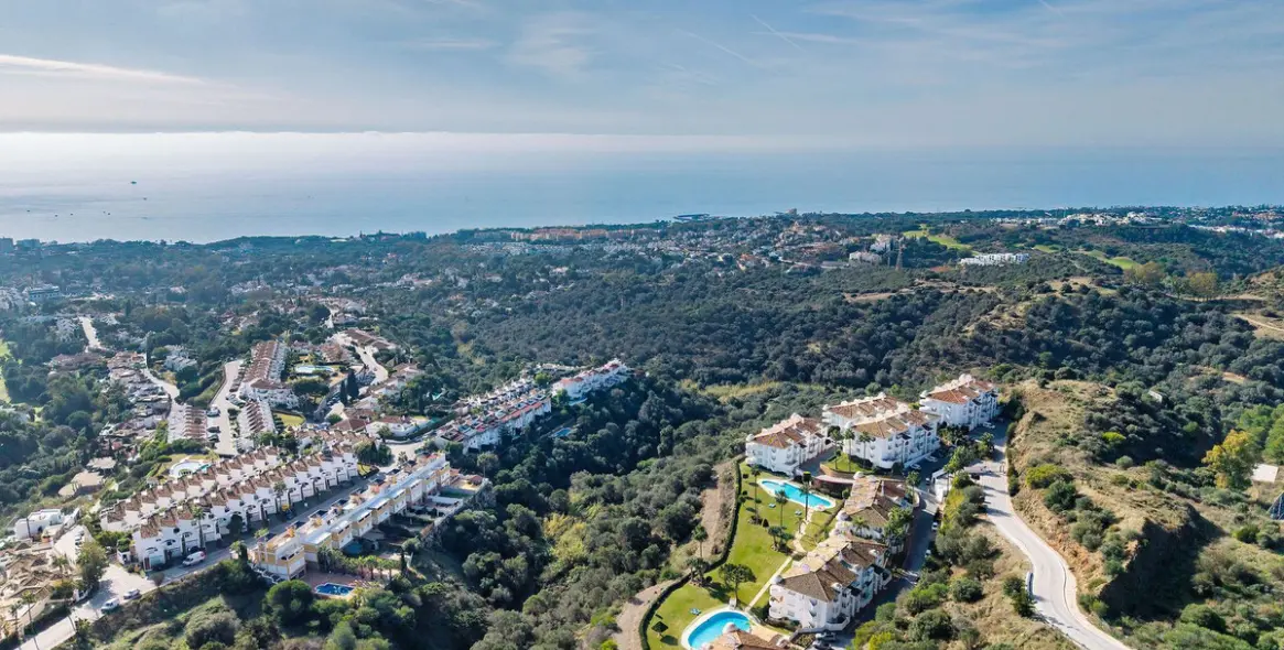 Venta de apartamento en planta media en Calahonda 25