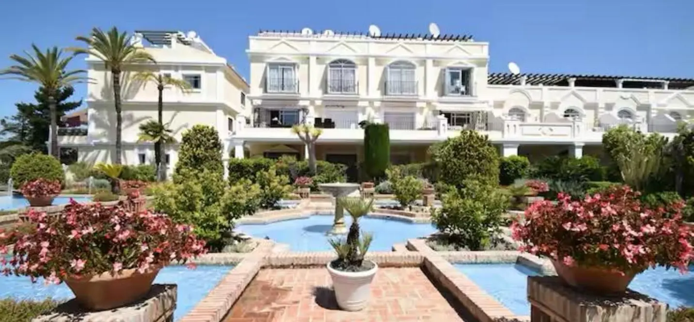Sale of ground floor apartment in Aloha 0