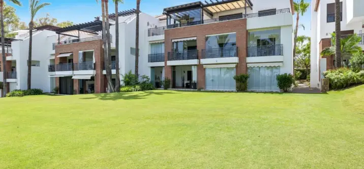 Продажа апартаментов на среднем этаже в Estepona 0