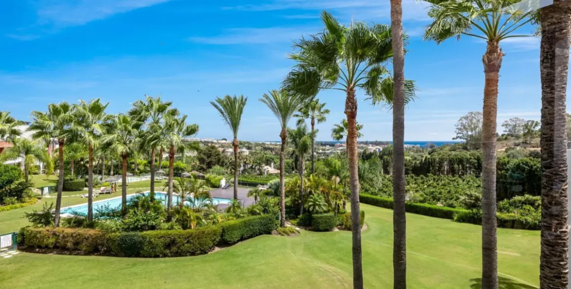 Sale of middle floor apartment in Estepona 2