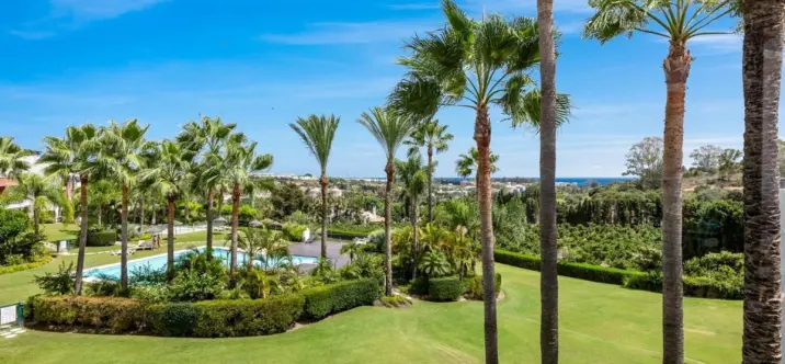 Продажа апартаментов на среднем этаже в Estepona 1