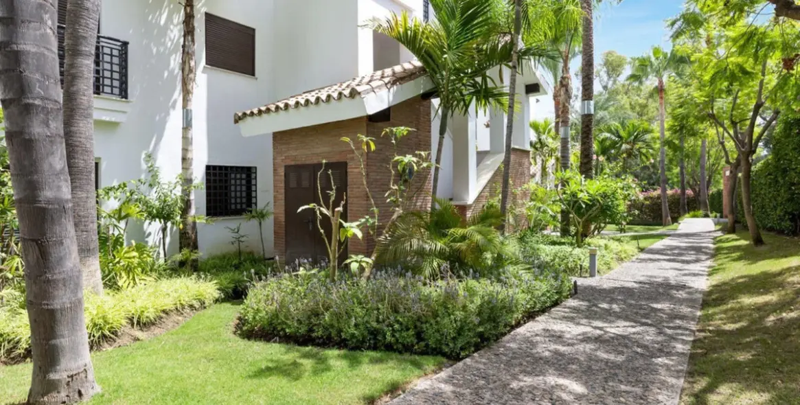 Sale of middle floor apartment in Estepona 4