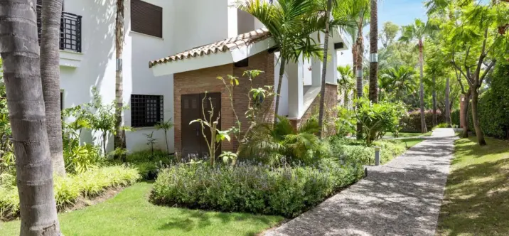 Продажа апартаментов на среднем этаже в Estepona 3