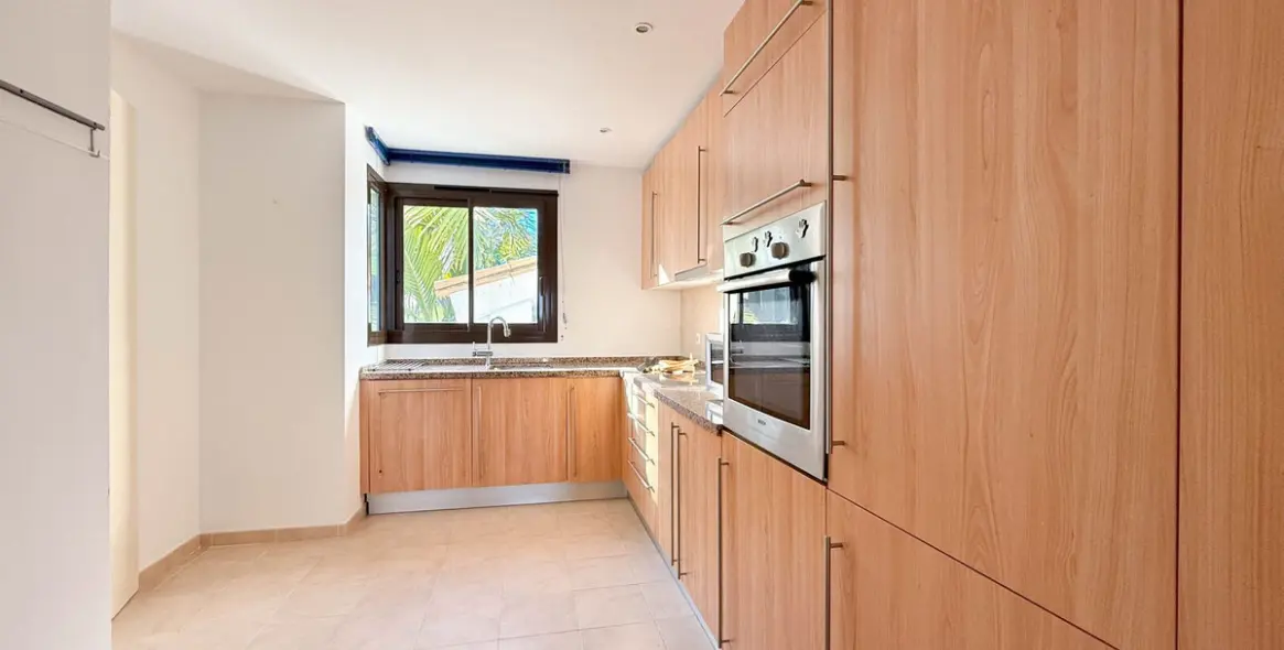 Sale of middle floor apartment in Estepona 11