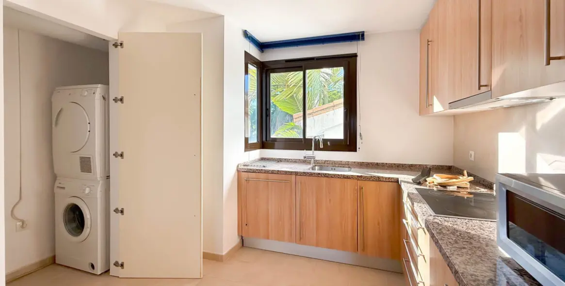 Sale of middle floor apartment in Estepona 12