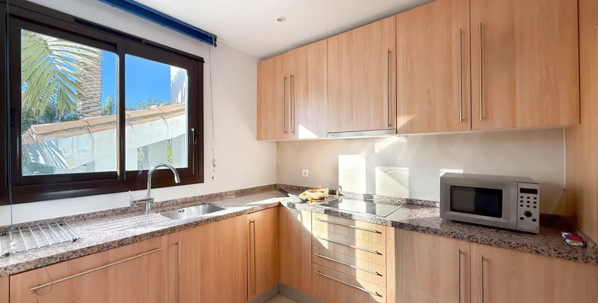 Sale of middle floor apartment in Estepona 13