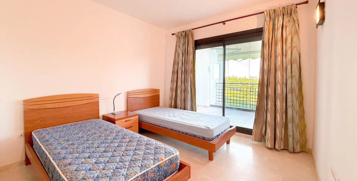 Sale of middle floor apartment in Estepona 17