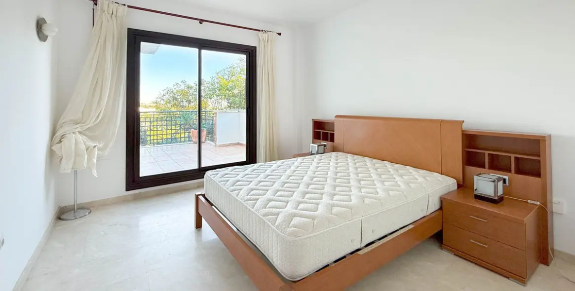 Sale of middle floor apartment in Estepona 19