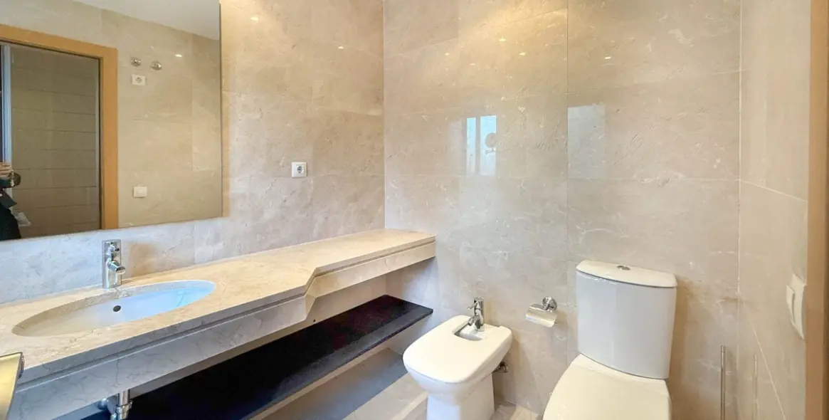 Sale of middle floor apartment in Estepona 20