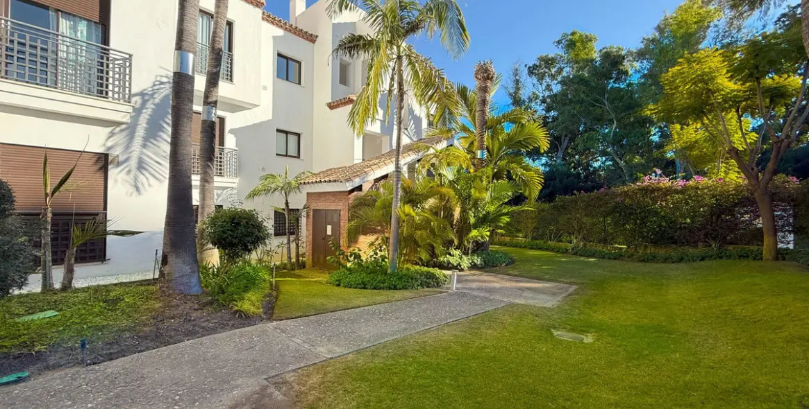 Venta de apartamento en planta media en Estepona 21