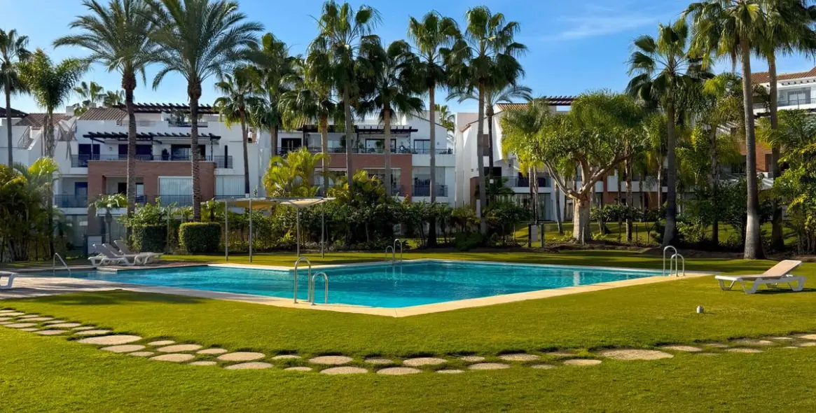 Venta de apartamento en planta media en Estepona 22