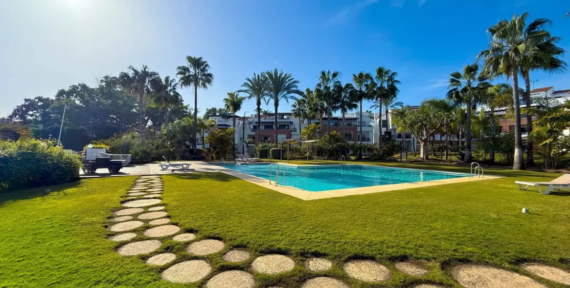 Venta de apartamento en planta media en Estepona 23