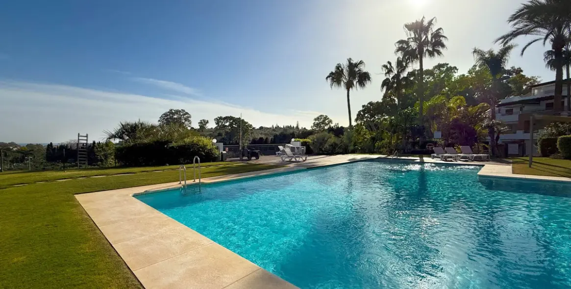 Venta de apartamento en planta media en Estepona 24