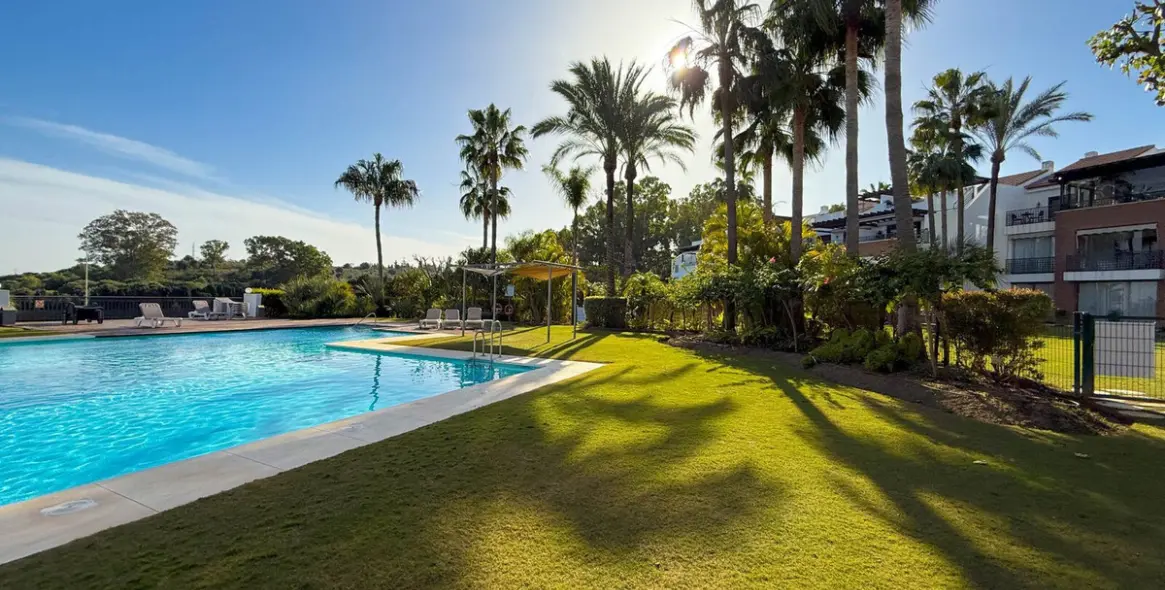 Venta de apartamento en planta media en Estepona 25