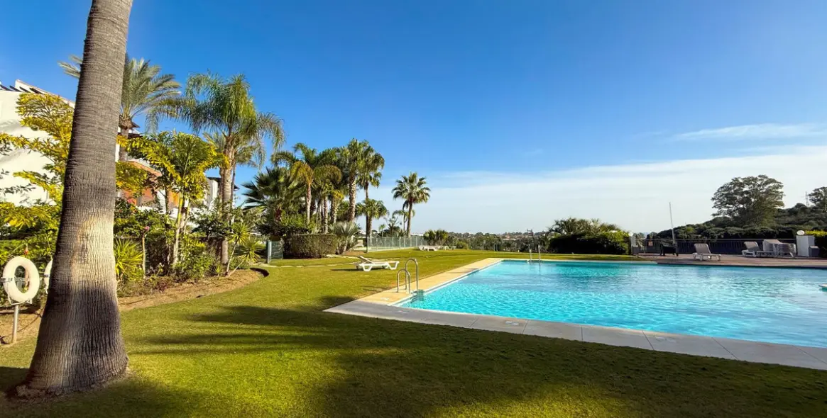 Venta de apartamento en planta media en Estepona 26