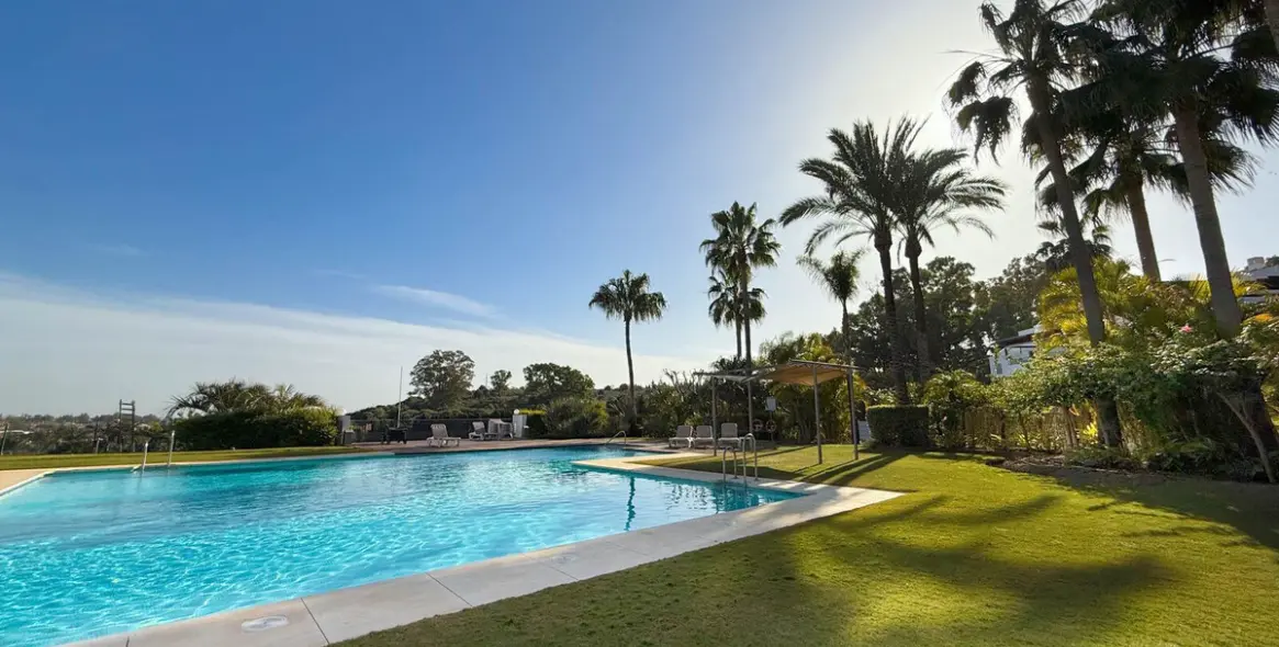 Venta de apartamento en planta media en Estepona 27