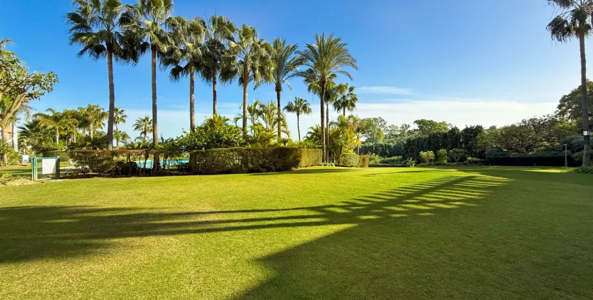 Venta de apartamento en planta media en Estepona 28