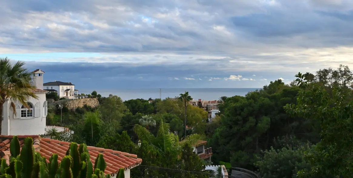 Sale of middle floor apartment in Fuengirola 1