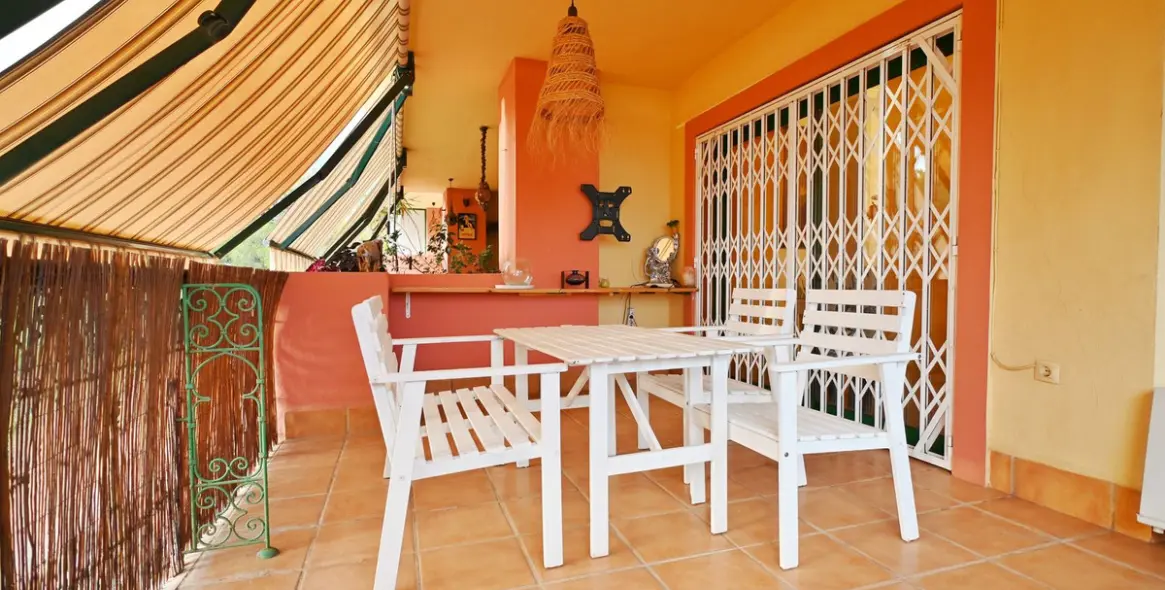 Sale of middle floor apartment in Fuengirola 2