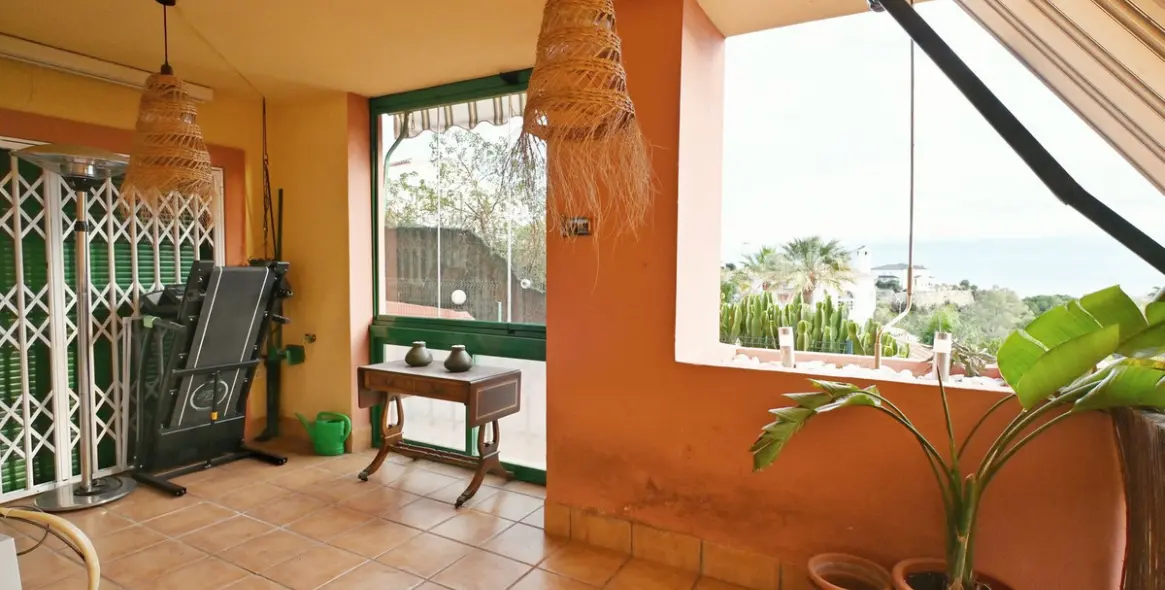 Sale of middle floor apartment in Fuengirola 3