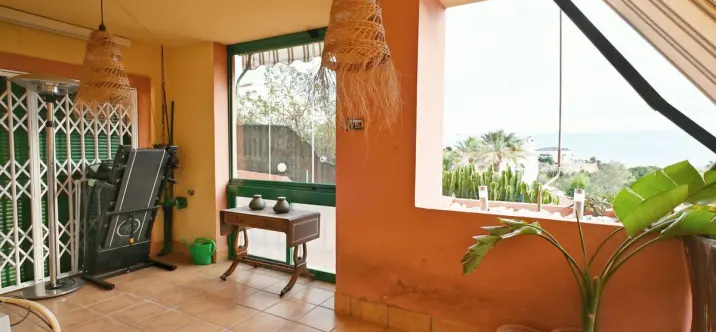 Sale of middle floor apartment in Fuengirola 2